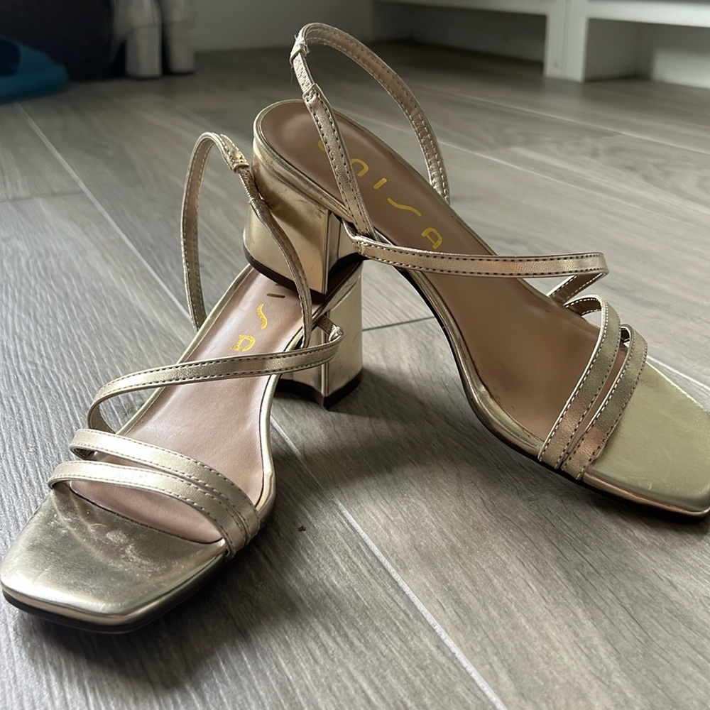 Gold units block heels